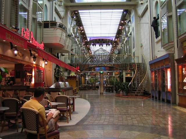  Royal Caribbean Explorer of the Seas. Royal Promenade